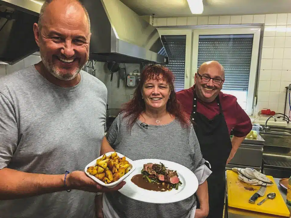 Frank Rosin mit Inhaberin Karoline und Küchenchef Björn in der Küche des Restaurant im Hils