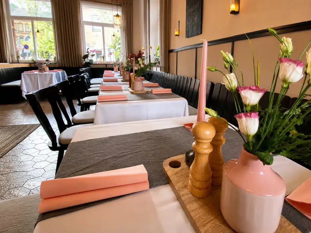Gedeckte Tische im Restaurant bei Delligsen