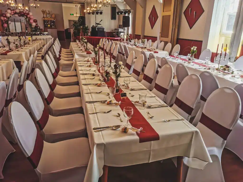 Festlich gedeckte lange Tafel im Festsaal
