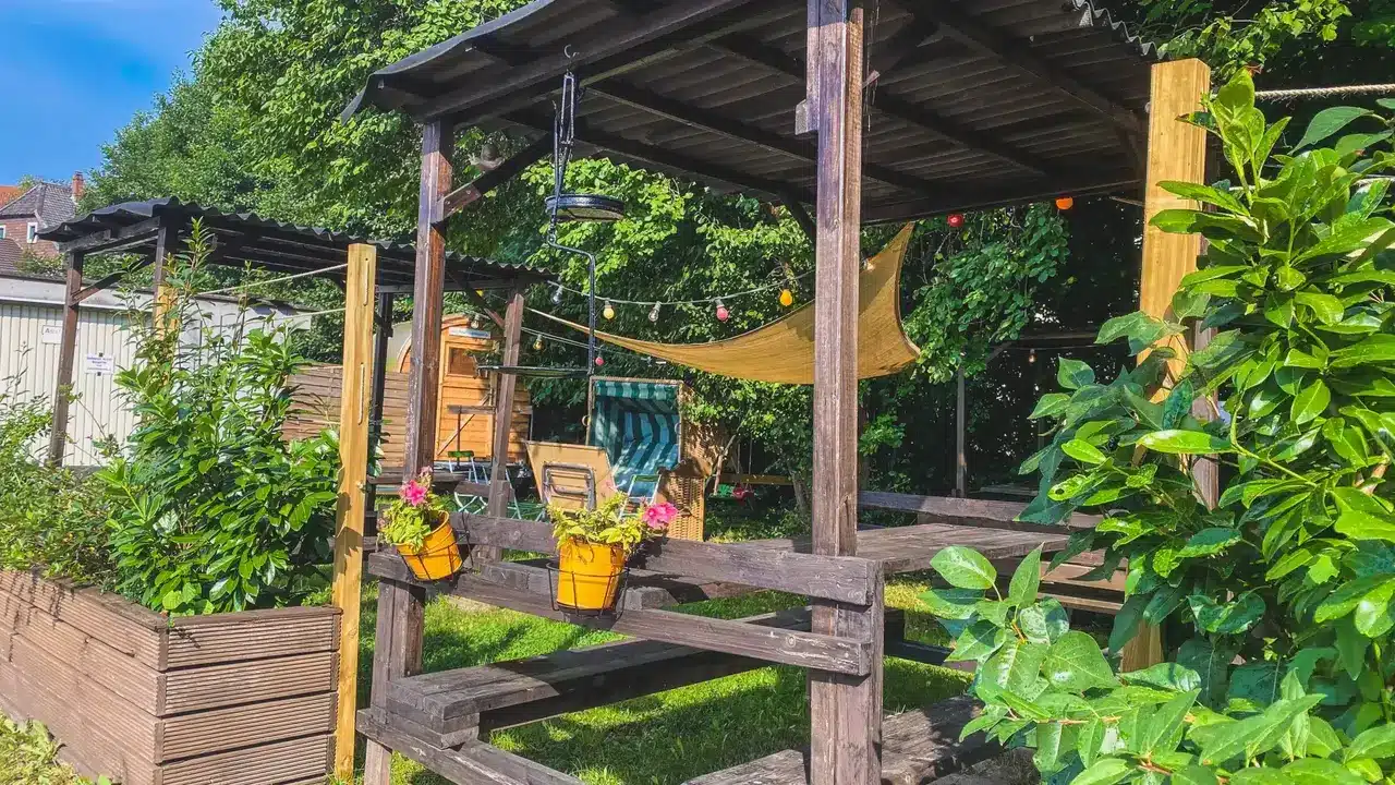 Überdachter Sitzbereich im Biergarten mit Lichterketten